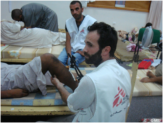 국경없는의사회 물리 치료사가 국경없는의사회가 지원을 중단한 미스라타(Misrata) 수용소에서 치료 중이다. Libya 2011 © MSF